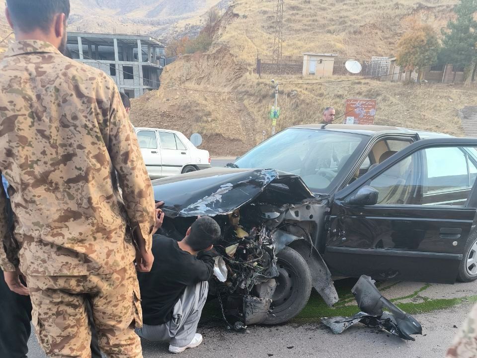 تصادف دو خودروی سواری در گردنه شمشیر پاوه