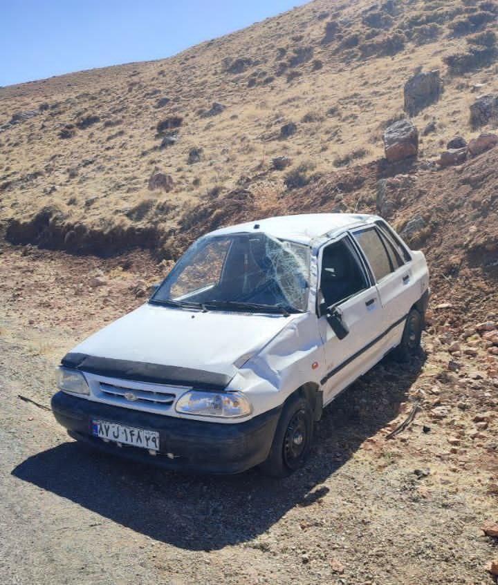 واژگونی خودروی پراید در حوالی بازان